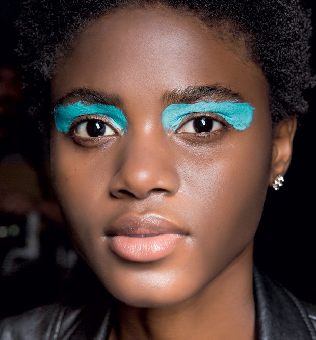 Tendência Sombra Azul: Como Adotar a Cor do Momento na Sua Maquiagem