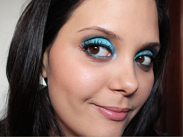 Tutoriais de Sombra Azul: Do Básico ao Glamour com Glitter