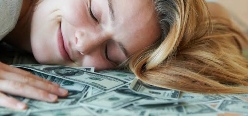 sonhar com carteira cheia de dinheiro