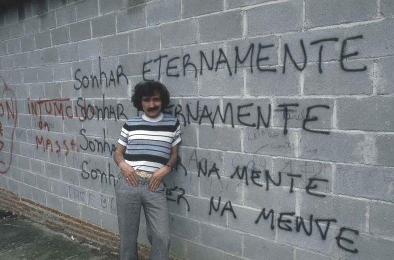 sonhar com muro de construção