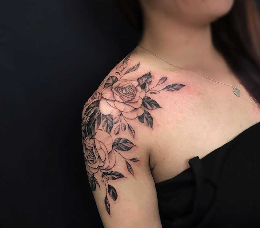 tatuagem de flor no ombro