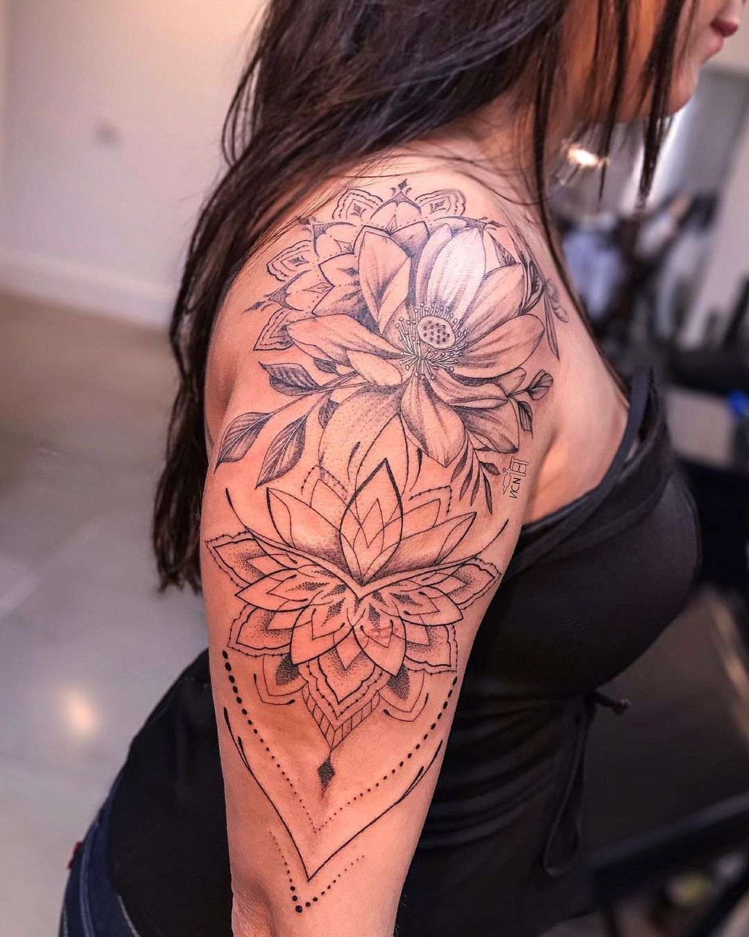 Como Escolher a Flor Perfeita para sua Tatuagem no Ombro