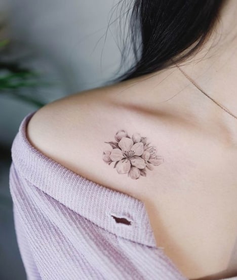 Guia Completo: Estilos de Tatuagem Floral para o Ombro