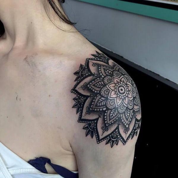Como Escolher a Flor Perfeita para sua Tatuagem no Ombro