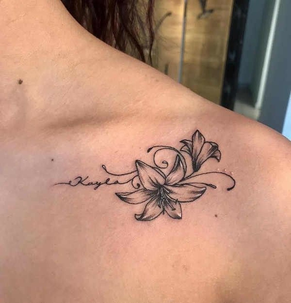 Tatuagens Minimalistas de Flores: Ideias para o Ombro