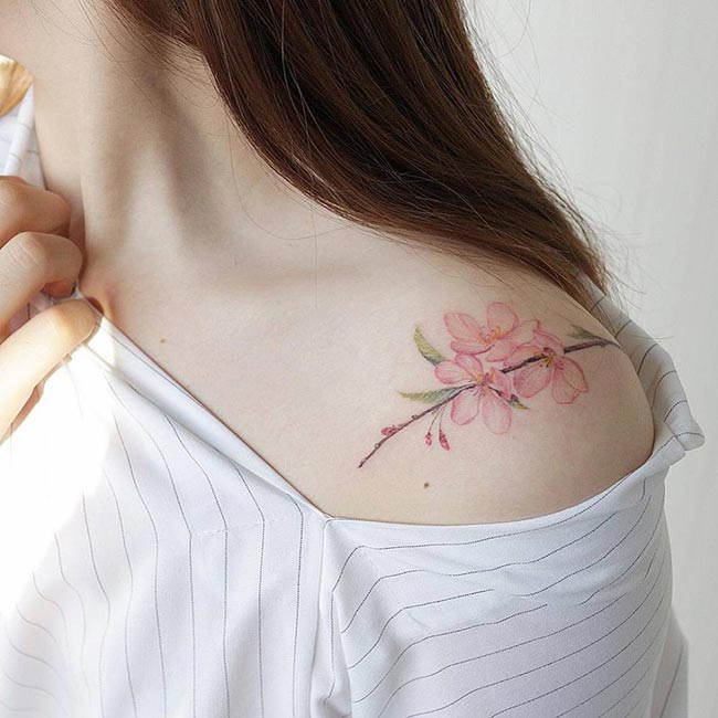 tatuagem de flor no ombro
