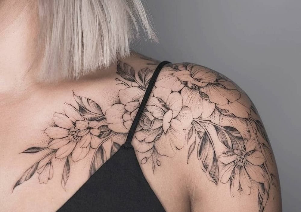 tatuagem de flor no ombro