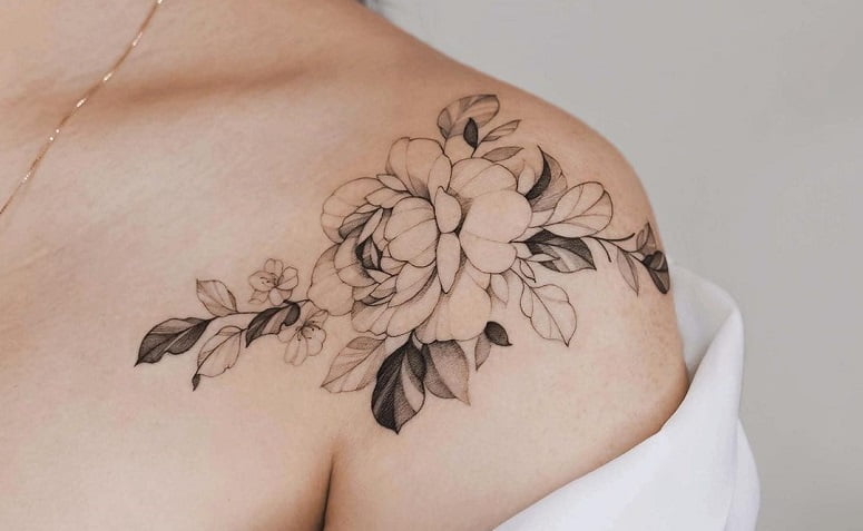 Tatuagens Minimalistas de Flores: Ideias para o Ombro