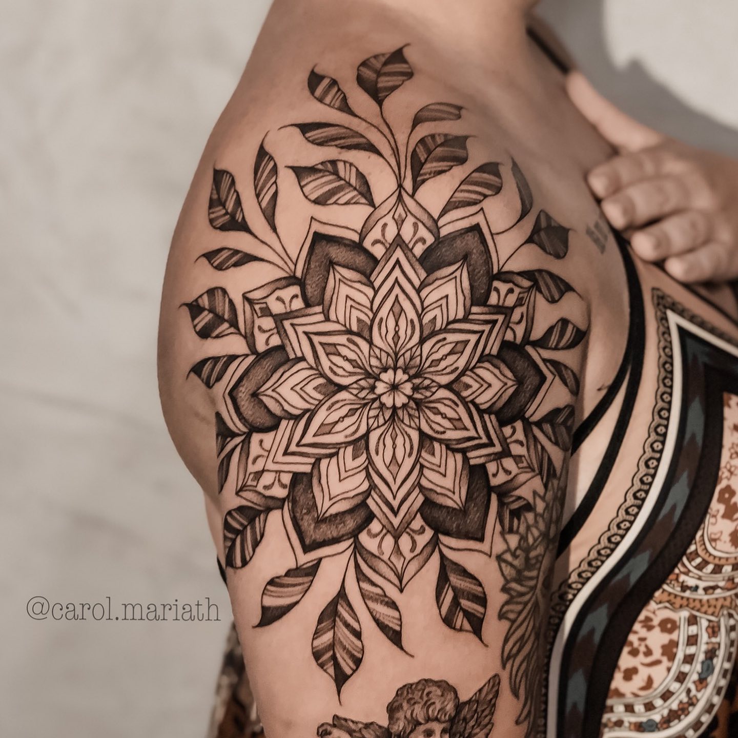 Tatuagem de Mandala em Pontilhismo: Arte e Detalhes