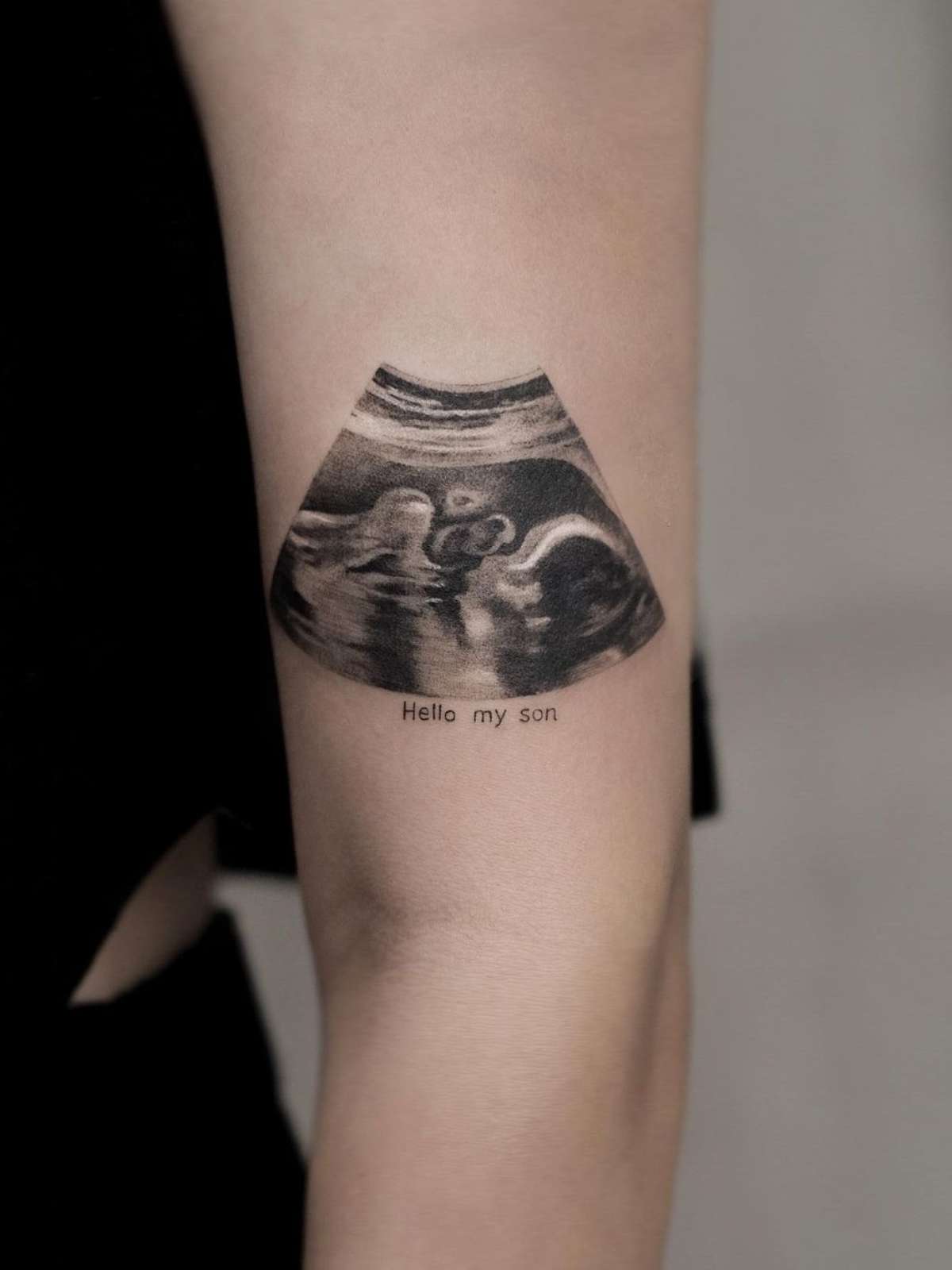 Significado da Tatuagem de Pezinho: Mais que uma Homenagem; Estilos de Tatuagem de Pezinho: Do Realismo à Aquarela; Onde Tatuar o Pezinho do Bebê: Melhores Locais e Nível de Dor; Dicas Essenciais Antes de Fazer a Tatuagem de Pezinho do seu Filho; Inspirações de Tatuagem de Pezinho: Encontre o Estilo Perfeito