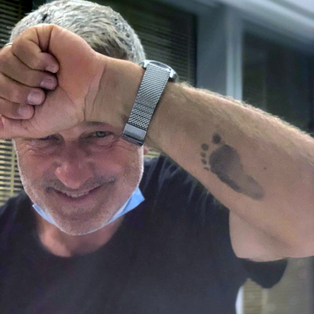 Significado da Tatuagem de Pezinho: Mais que uma Homenagem; Estilos de Tatuagem de Pezinho: Do Realismo à Aquarela; Onde Tatuar o Pezinho do Bebê: Melhores Locais e Nível de Dor; Dicas Essenciais Antes de Fazer a Tatuagem de Pezinho do seu Filho; Inspirações de Tatuagem de Pezinho: Encontre o Estilo Perfeito