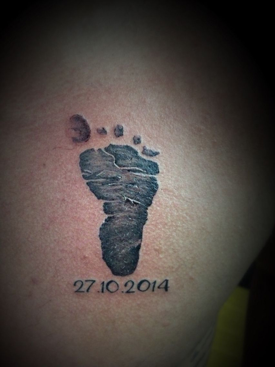 Significado da Tatuagem de Pezinho: Mais que uma Homenagem; Estilos de Tatuagem de Pezinho: Do Realismo à Aquarela; Onde Tatuar o Pezinho do Bebê: Melhores Locais e Nível de Dor; Dicas Essenciais Antes de Fazer a Tatuagem de Pezinho do seu Filho; Inspirações de Tatuagem de Pezinho: Encontre o Estilo Perfeito