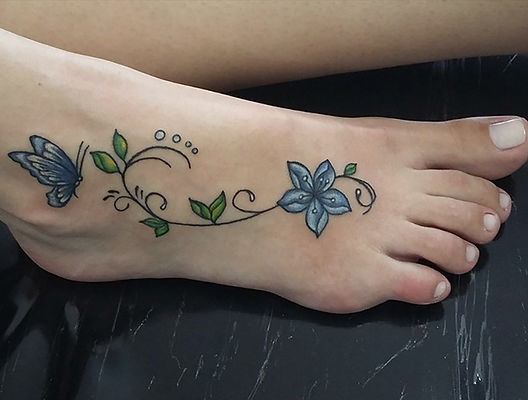 Significado da Tatuagem de Pezinho: Mais que uma Homenagem; Estilos de Tatuagem de Pezinho: Do Realismo à Aquarela; Onde Tatuar o Pezinho do Bebê: Melhores Locais e Nível de Dor; Dicas Essenciais Antes de Fazer a Tatuagem de Pezinho do seu Filho; Inspirações de Tatuagem de Pezinho: Encontre o Estilo Perfeito