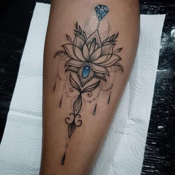 tatuagem feminina na batata da perna