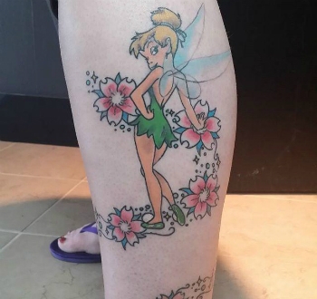 tatuagem feminina na batata da perna