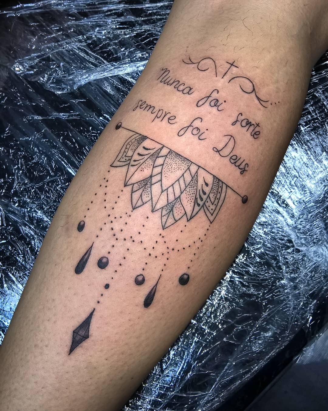 tatuagem feminina na batata da perna