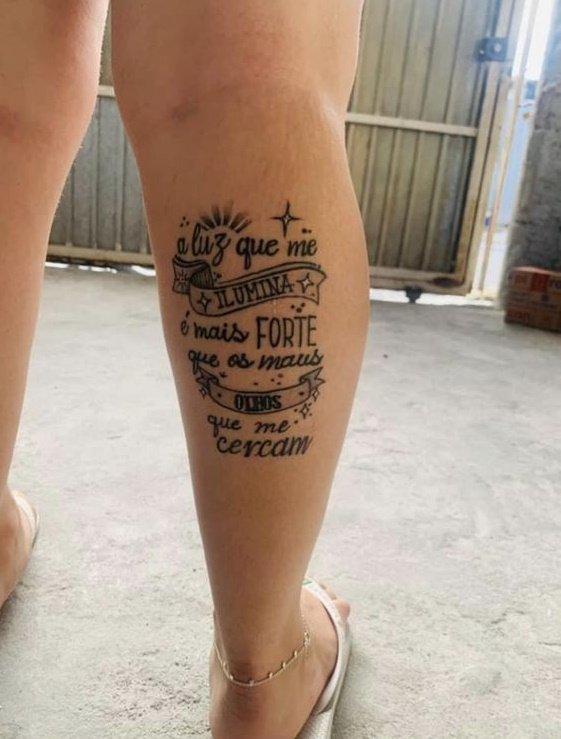 tatuagem feminina na batata da perna