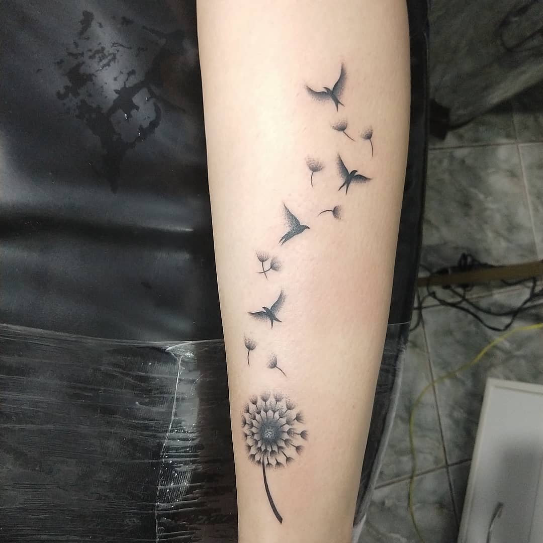 tatuagem feminina na panturrilha