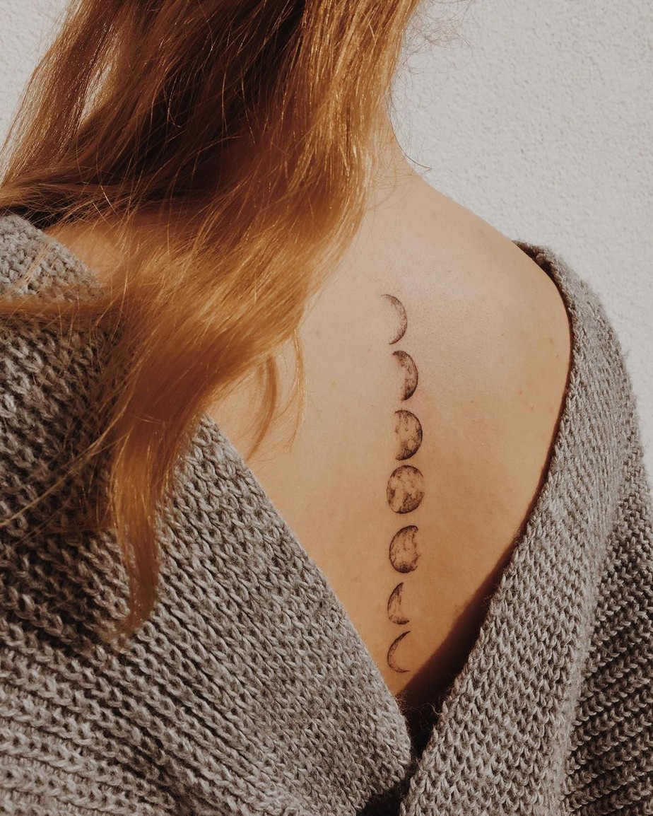 5 ideias de títulos:
1. Tatuagem de Lua: Desvendando os Significados por Trás de Cada Fase.
2. Sol e Lua: A Dualidade Perfeita em Tatuagens de Equilíbrio.
3. Lua Tríplice: O Poder Feminino e Espiritual em Tatuagens.
4. Tatuagens de Lua e Mar: Serenidade e Conexão com a Natureza.
5. Minimalismo Lunar: Ideias de Tatuagens de Lua Delicadas e Significativas.
