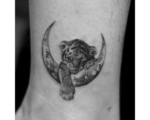 5 ideias de títulos:
1. Tatuagem de Lua: Desvendando os Significados por Trás de Cada Fase.
2. Sol e Lua: A Dualidade Perfeita em Tatuagens de Equilíbrio.
3. Lua Tríplice: O Poder Feminino e Espiritual em Tatuagens.
4. Tatuagens de Lua e Mar: Serenidade e Conexão com a Natureza.
5. Minimalismo Lunar: Ideias de Tatuagens de Lua Delicadas e Significativas.