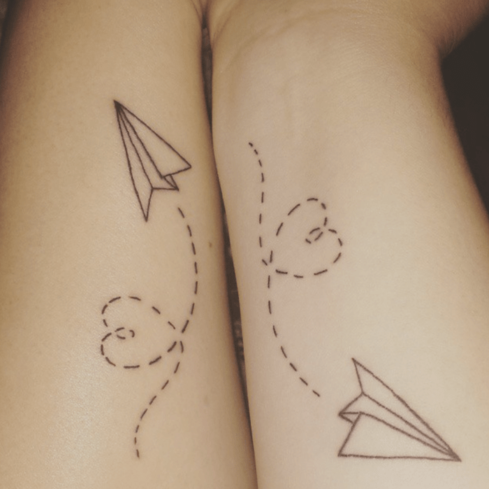 5 ideias de títulos:
1. Tatuagens de Amizade: Ideias Criativas para Eternizar Laços
2. Minimalismo e Significado: Tatuagens Delicadas para Amigas
3. Frases que Conectam: Tatuagens para Amigas que se Complementam
4. Tatuagens Temáticas: Celebrando Hobbies e Memórias Compartilhadas
5. Tatuagens para Grupos: Ideias para Trios e Mais!