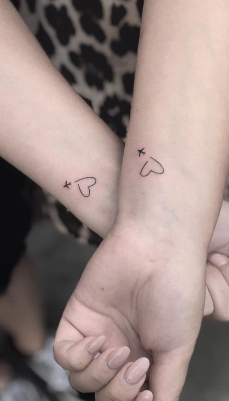 5 ideias de títulos:
1. Tatuagens de Amizade: Ideias Criativas para Eternizar Laços
2. Minimalismo e Significado: Tatuagens Delicadas para Amigas
3. Frases que Conectam: Tatuagens para Amigas que se Complementam
4. Tatuagens Temáticas: Celebrando Hobbies e Memórias Compartilhadas
5. Tatuagens para Grupos: Ideias para Trios e Mais!