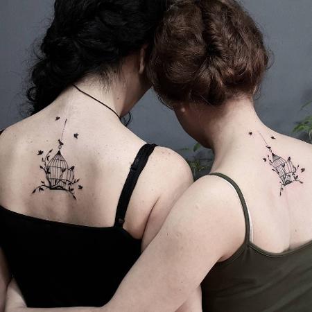 5 ideias de títulos:
1. Tatuagens de Amizade: Ideias Criativas para Eternizar Laços
2. Minimalismo e Significado: Tatuagens Delicadas para Amigas
3. Frases que Conectam: Tatuagens para Amigas que se Complementam
4. Tatuagens Temáticas: Celebrando Hobbies e Memórias Compartilhadas
5. Tatuagens para Grupos: Ideias para Trios e Mais!