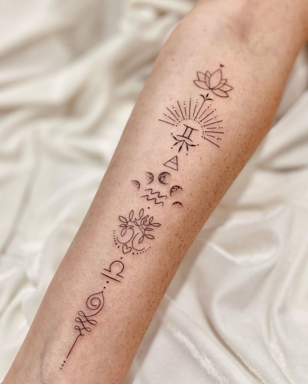 Inspirações de Tatuagens de Flores e Símbolos Minimalistas com Significado