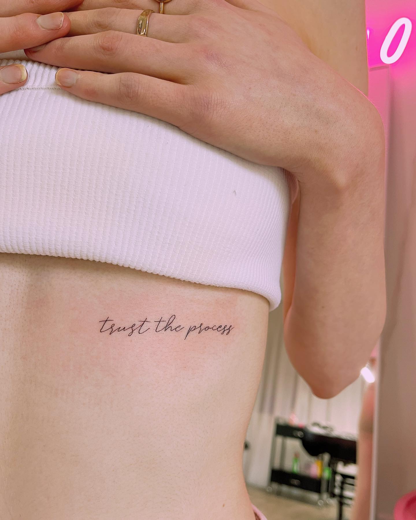 Tatuagem na Costela: Guia Completo de Estilos Femininos e Masculinos