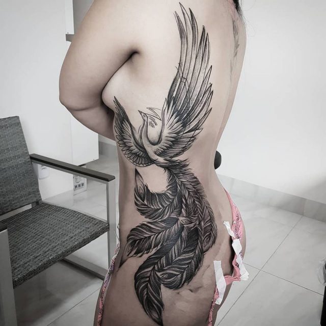 Significados Profundos da Tatuagem na Costela: Da Bíblia aos Símbolos Modernos