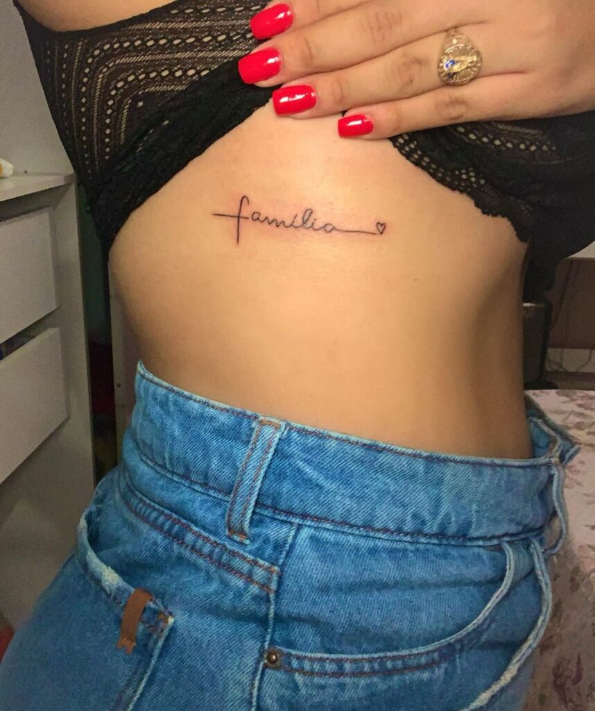 Significados Profundos da Tatuagem na Costela: Da Bíblia aos Símbolos Modernos