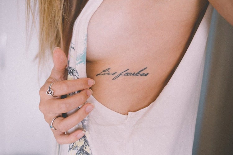 Significados Profundos da Tatuagem na Costela: Da Bíblia aos Símbolos Modernos