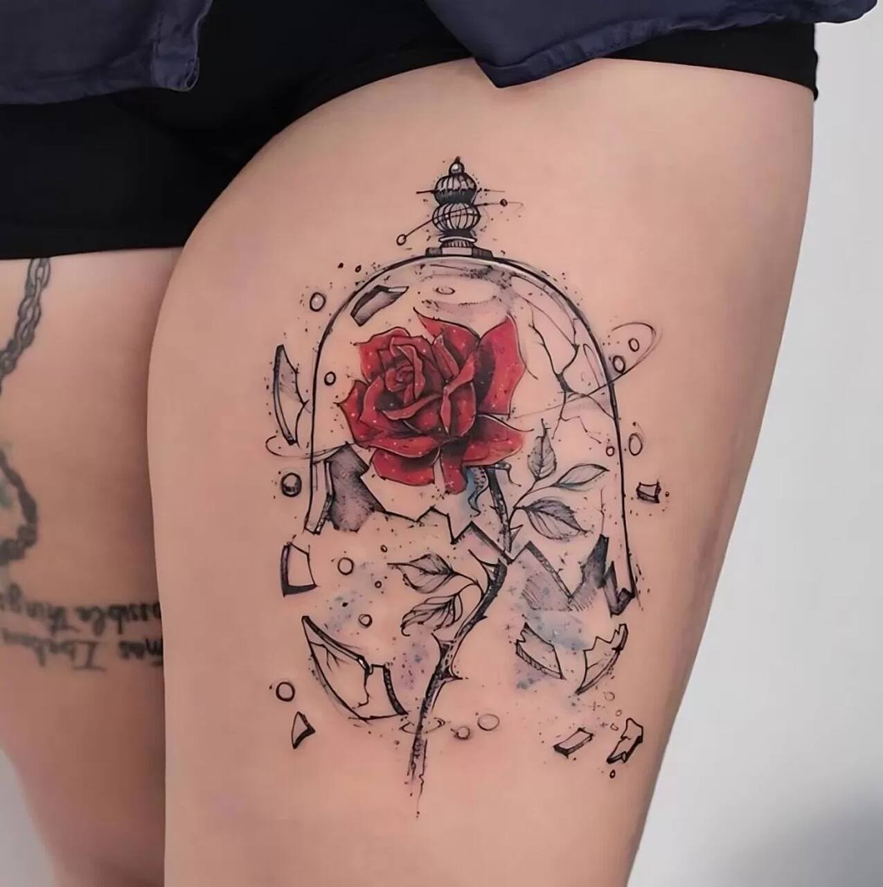 Tatuagem na Coxa e Saúde da Pele: Psoríase e Queloides