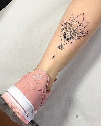 tatuagem na panturrilha feminina grande