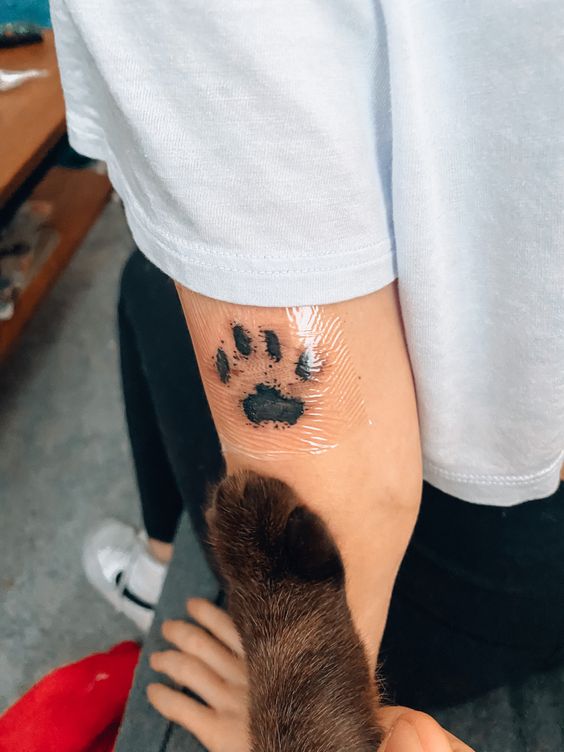 tatuagem patinha de cachorro