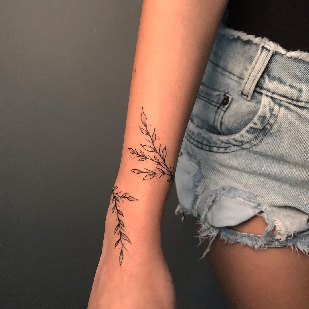 O Significado Profundo das Flores em Tatuagens de Ramo