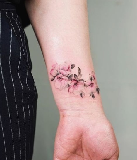 Como Escolher a Flor Perfeita para sua Tatuagem de Ramo no Braço