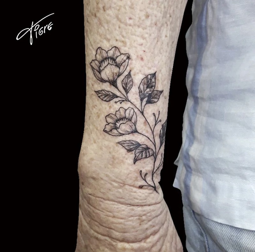 O Significado Profundo das Flores em Tatuagens de Ramo