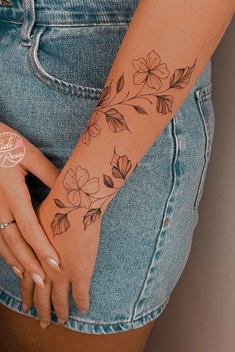 tatuagem ramo de flores no braço