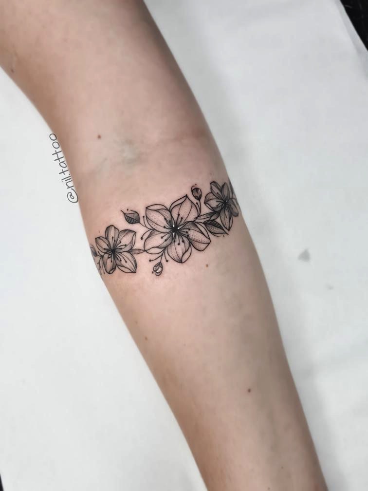 Como Escolher a Flor Perfeita para sua Tatuagem de Ramo no Braço