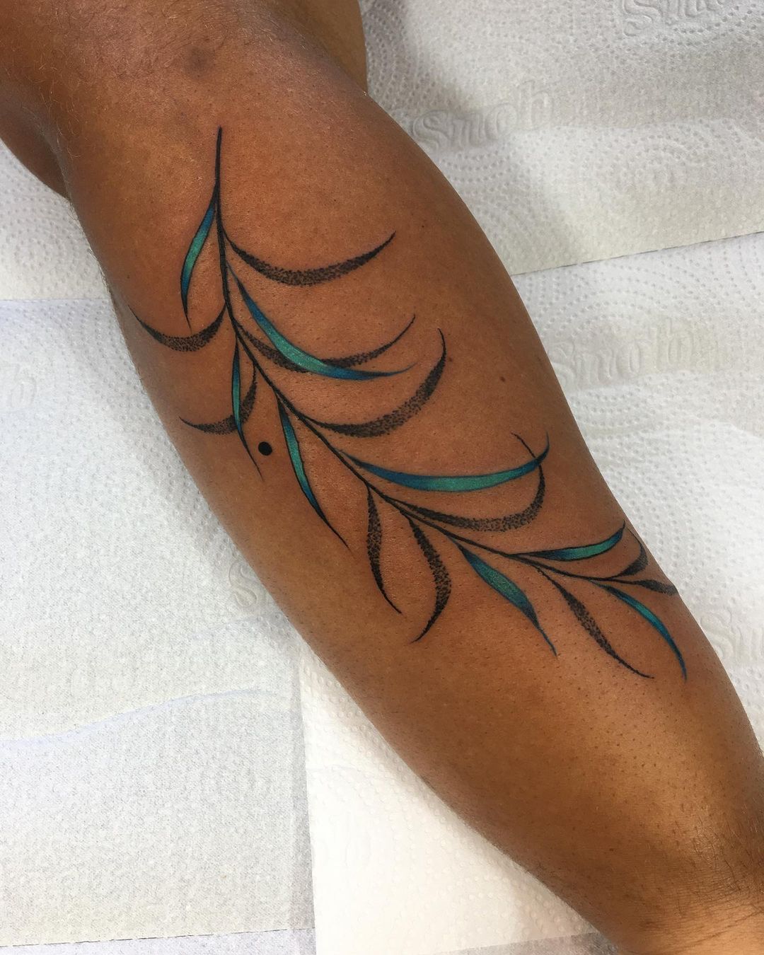 tatuagem ramo de flores no braço