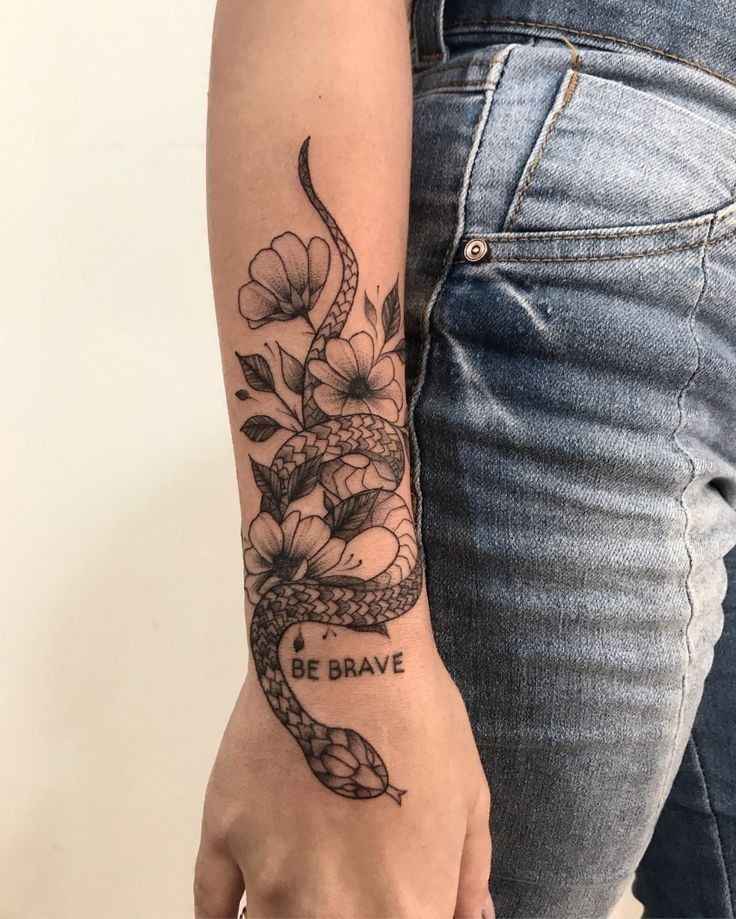Bracelete Floral no Braço: Ideias e Inspirações para sua Próxima Tattoo