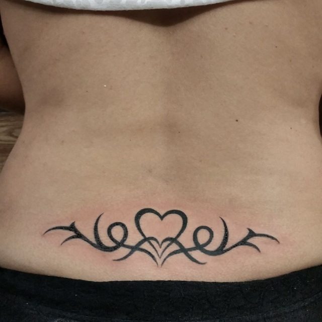 Tatuagem Ornamental e Mandalas: Geometria Sagrada na Pele Feminina