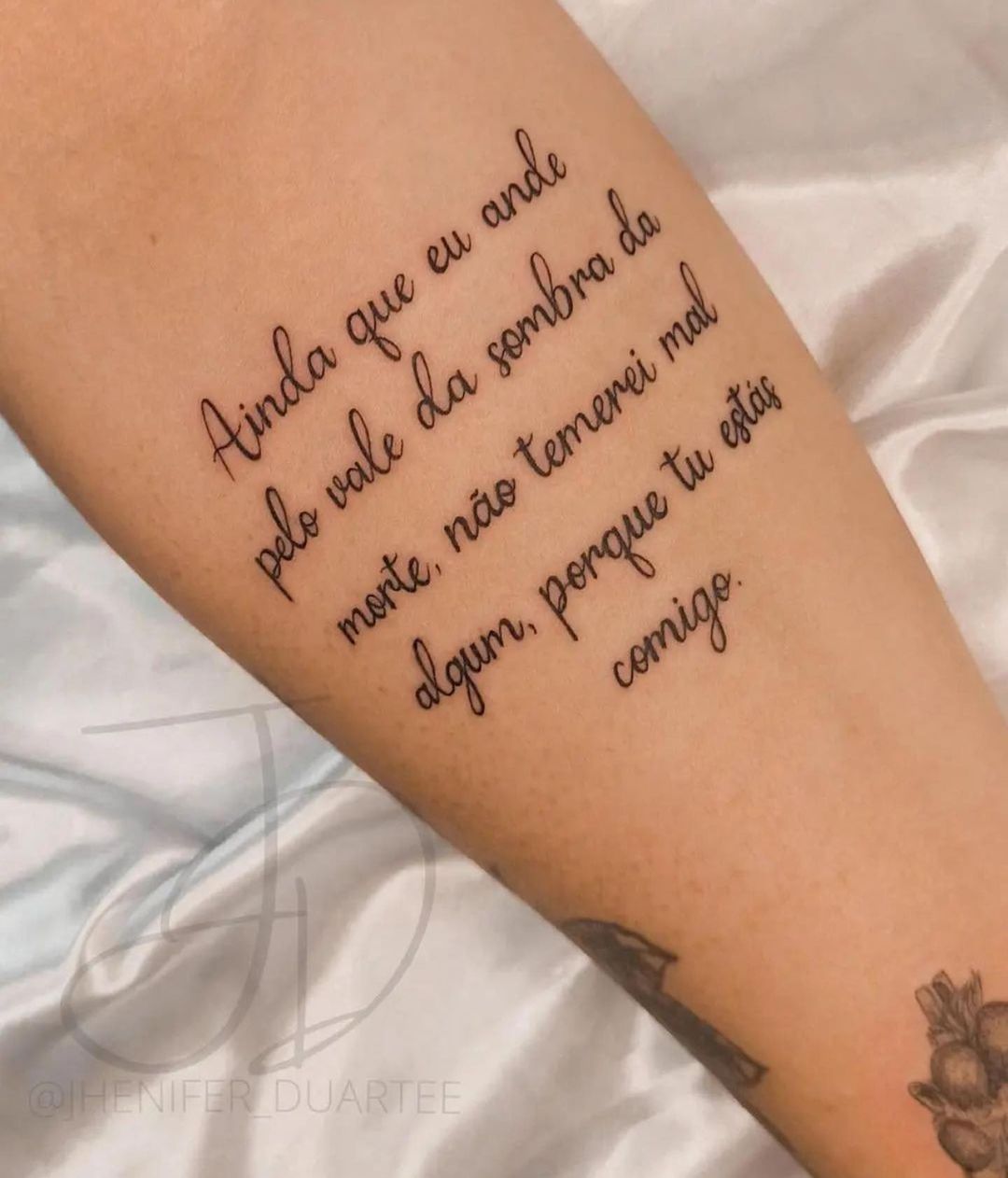 Versículos Bíblicos Femininos para Tatuar: Guia Completo de Significado e Localização