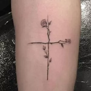 Tatuagens de Frases Curtas da Bíblia: Ideias e Estilos Delicados para Mulheres