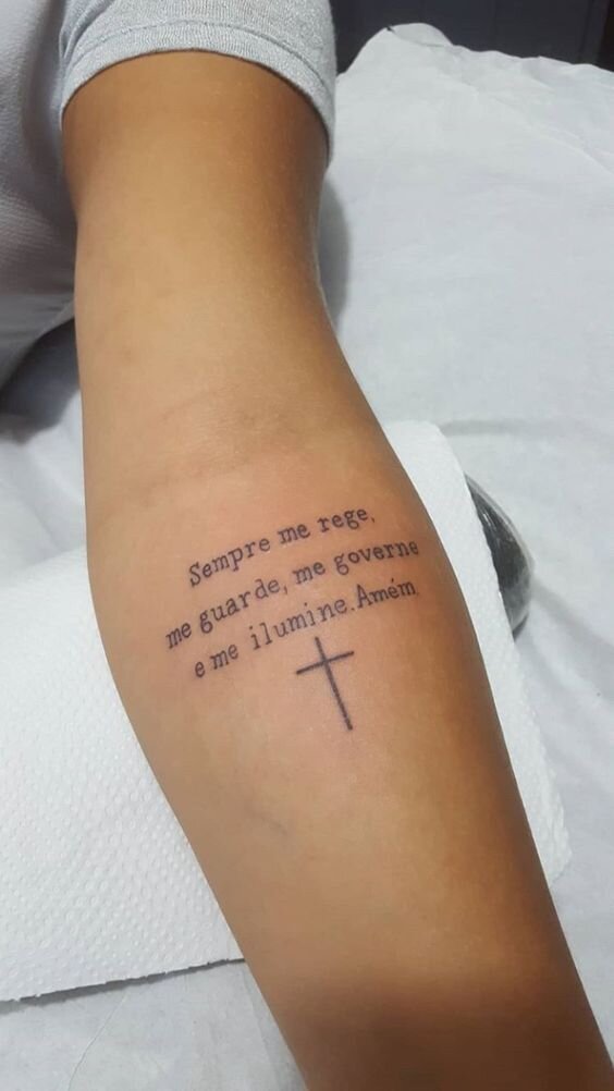 Tatuagens de Frases Curtas da Bíblia: Ideias e Estilos Delicados para Mulheres