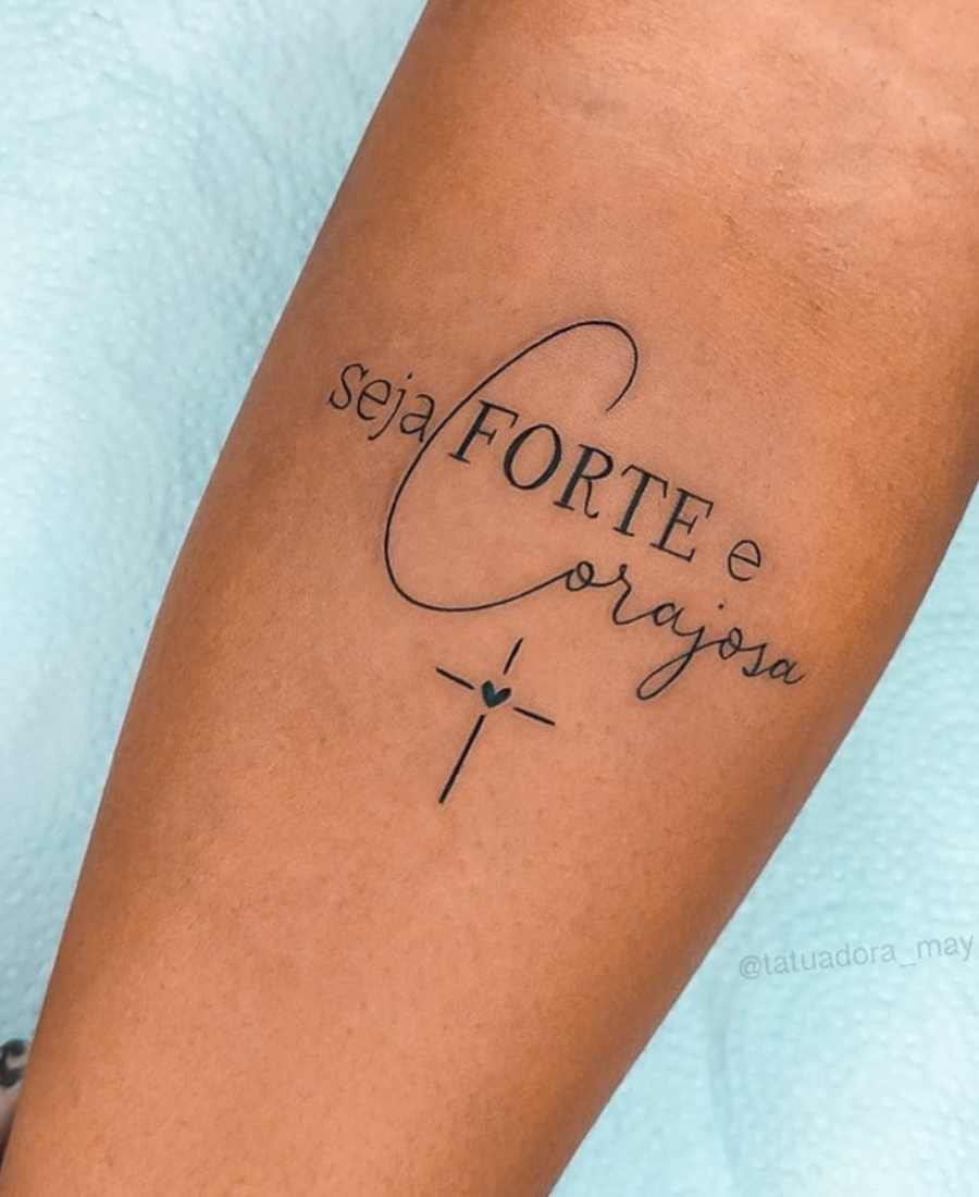 Fine Line e Tatuagens Minimalistas Bíblicas: Tendências e Inspirações para Mulheres
