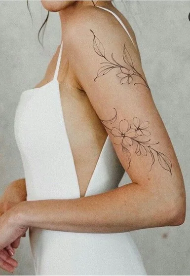 O Significado por Trás das Tatuagens Delicadas: Flores, Borboletas e Frases