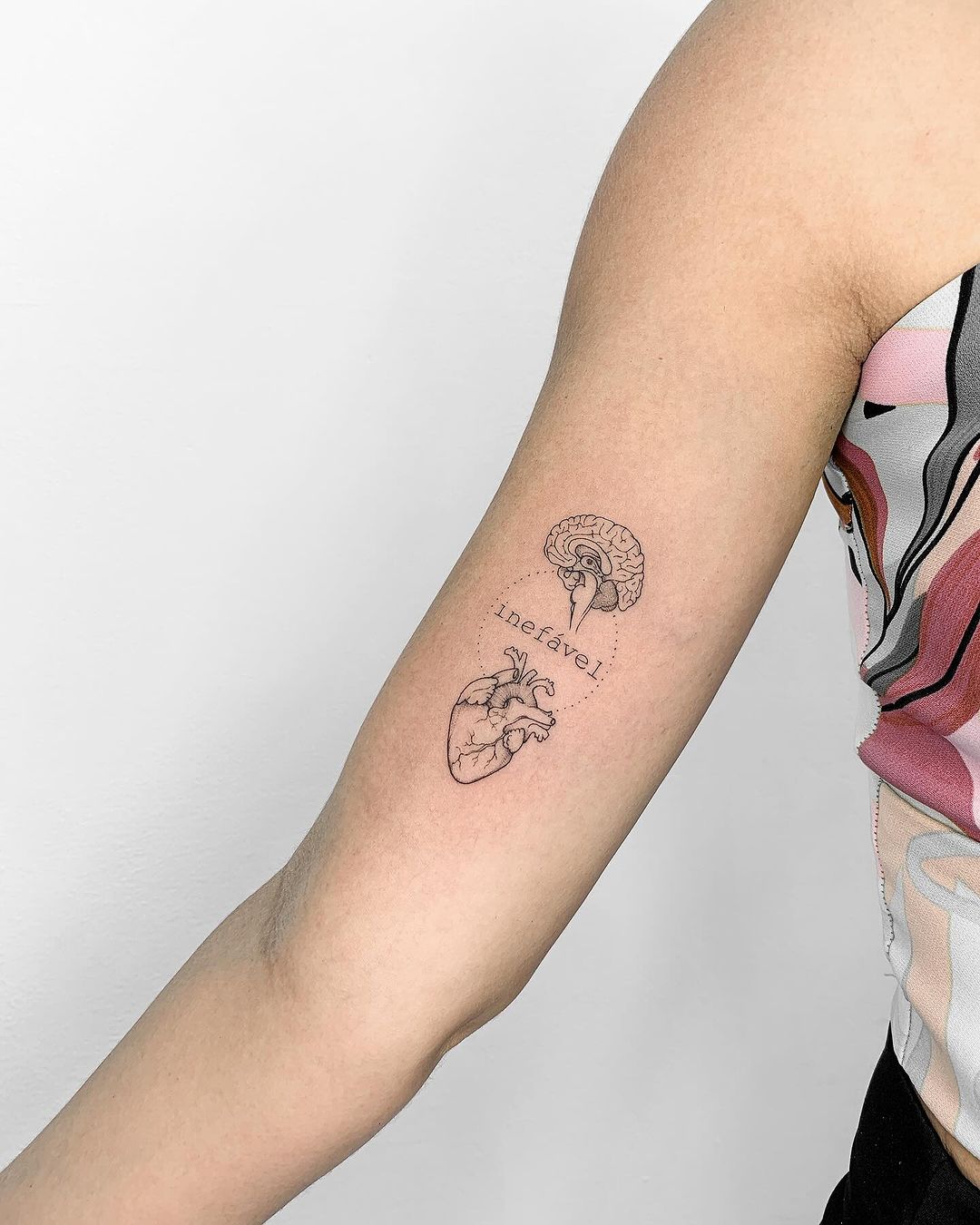 Inspiração de Tatuagens Minimalistas de Casal e Família: Símbolos de Conexão