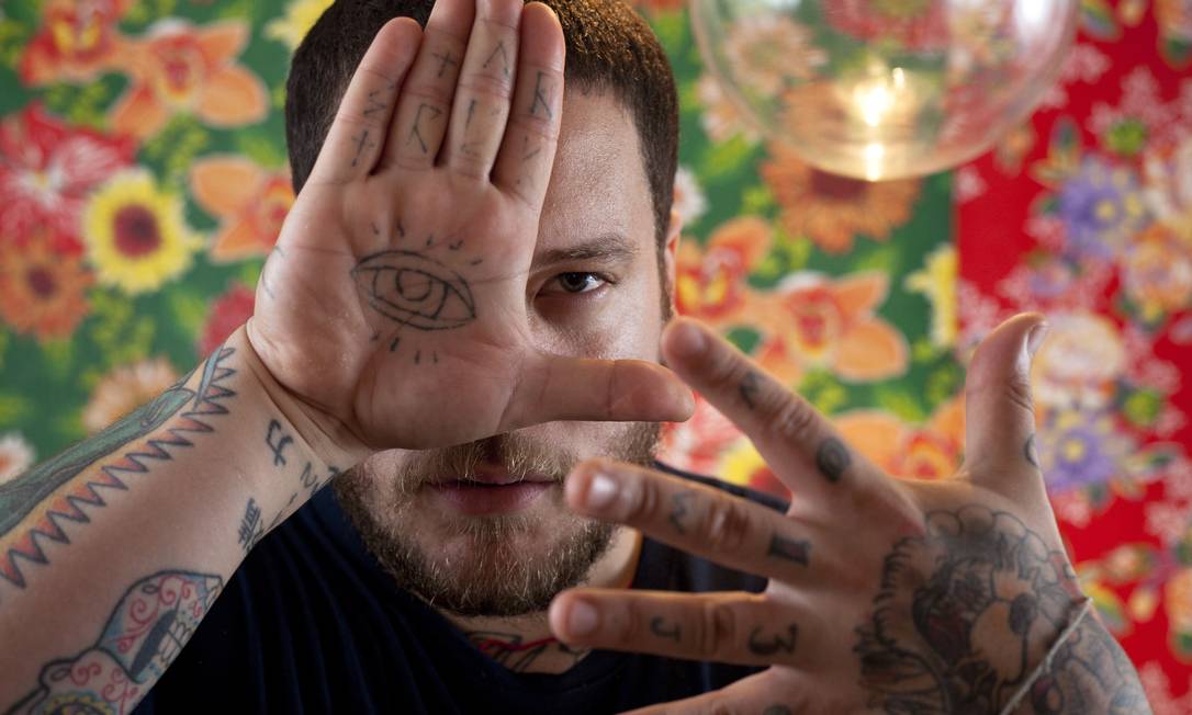 Cicatrização e Retoques: Tudo Sobre Tatuagens nos Dedos